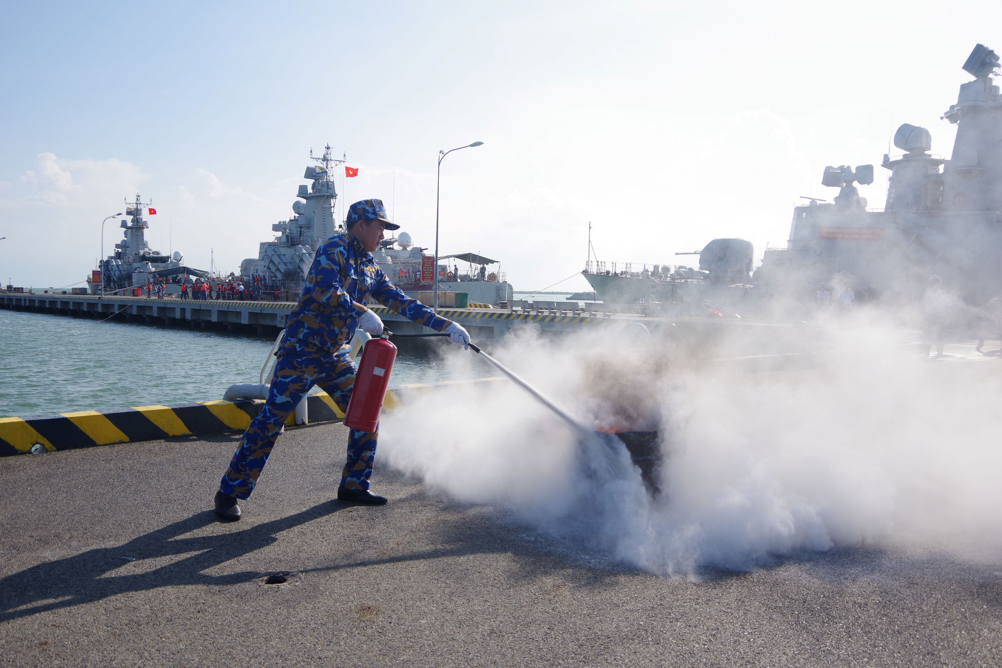 Vùng 2 Hải quân hội thao thực hành phòng chống cháy nổ và thủy nghiệp cơ bản   - Ảnh 1.