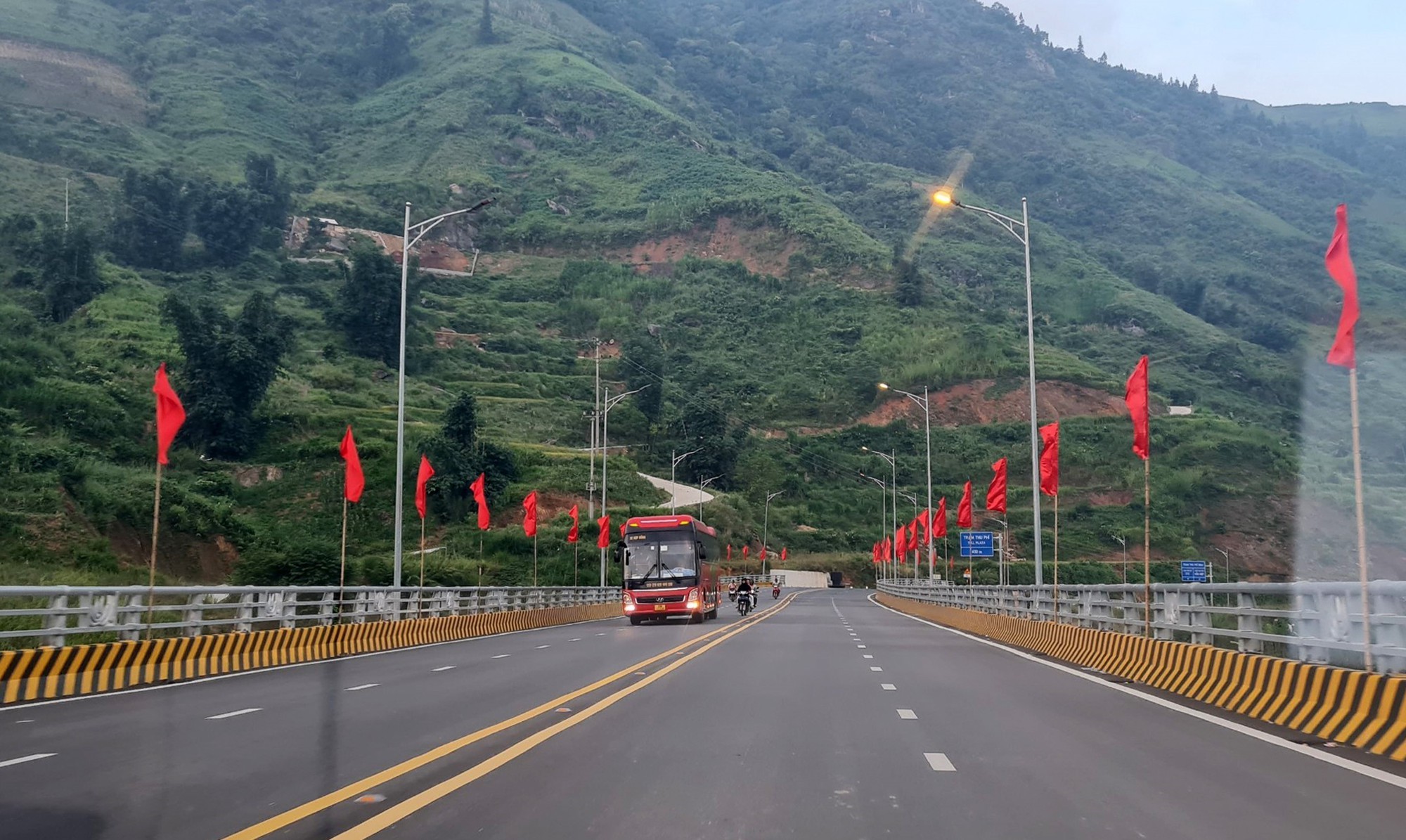 Thông xe tuyến đường nối cao tốc Nội Bài - Lào Cai đi Sa Pa - Ảnh 1.
