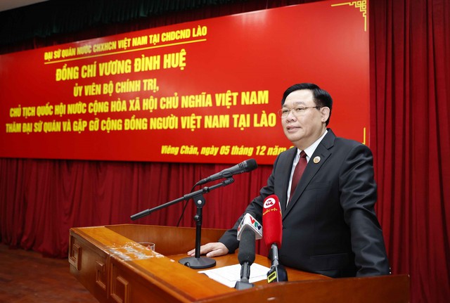 Chủ tịch Quốc hội Vương Đình Huệ gặp cộng đồng người Việt tại Lào - Ảnh 3.