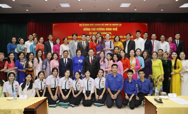 Chủ tịch Quốc hội Vương Đình Huệ gặp cộng đồng người Việt tại Lào - Ảnh 2.