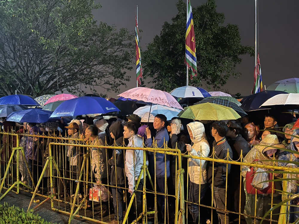 Người dân đội mưa xếp hàng cả đêm chờ phát ấn Đền Trần Xuân Giáp Thìn 2024 - Ảnh 4.