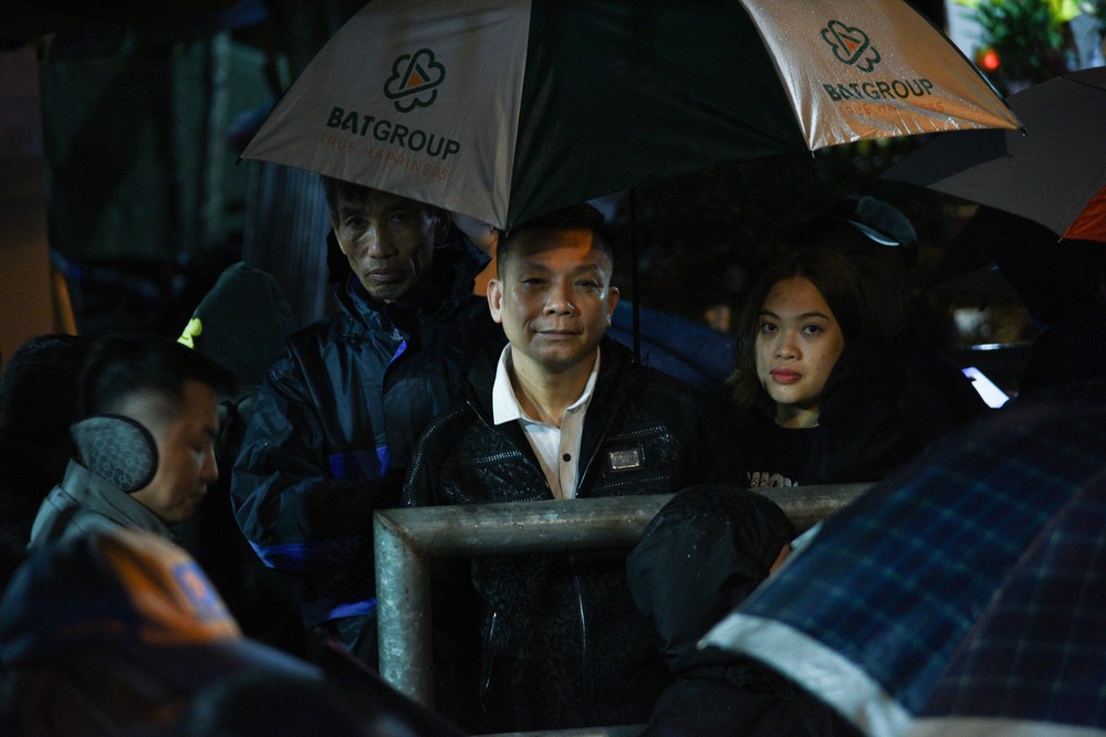 Người dân đội mưa xếp hàng cả đêm chờ phát ấn Đền Trần Xuân Giáp Thìn 2024 - Ảnh 14.