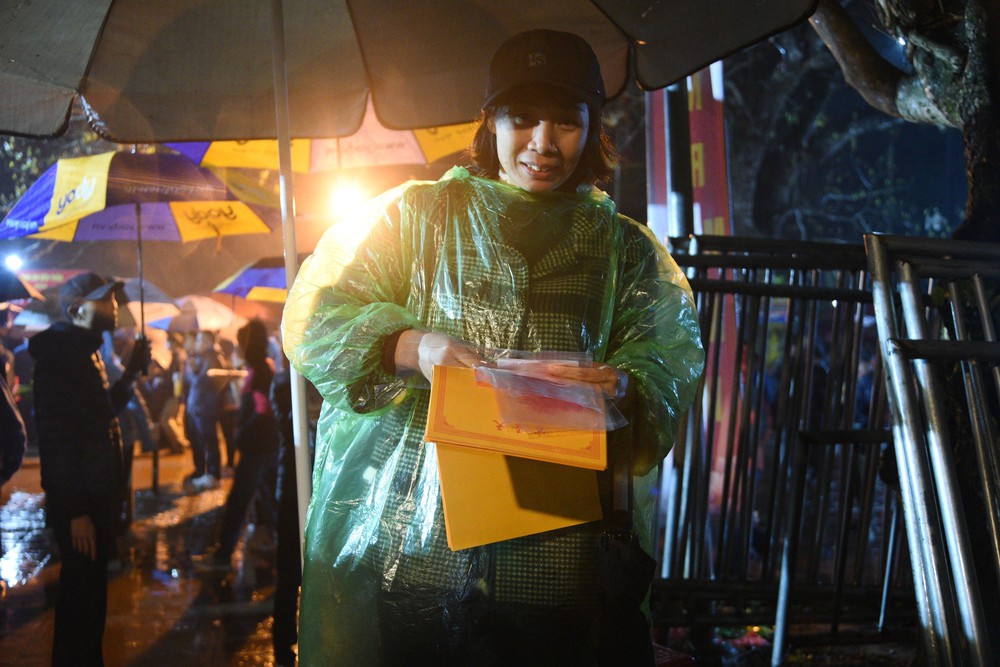 Người dân đội mưa xếp hàng cả đêm chờ phát ấn Đền Trần Xuân Giáp Thìn 2024 - Ảnh 16.