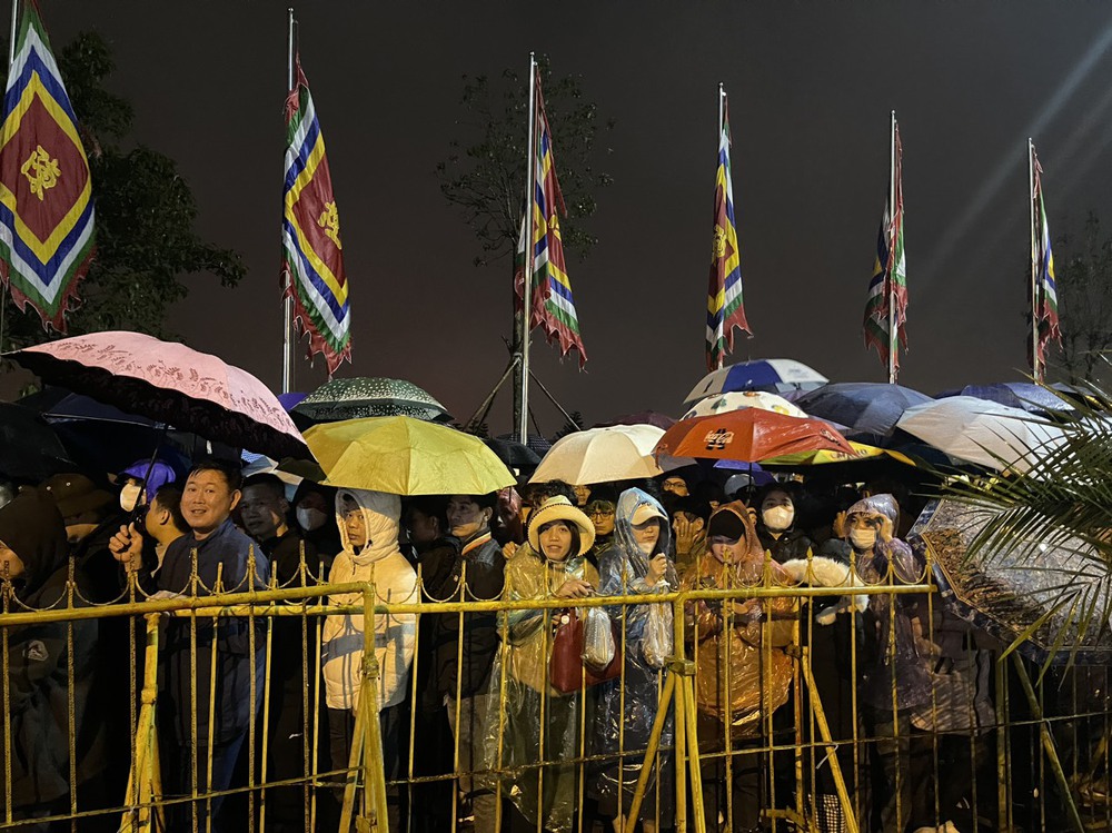 Người dân đội mưa xếp hàng cả đêm chờ phát ấn Đền Trần Xuân Giáp Thìn 2024 - Ảnh 5.