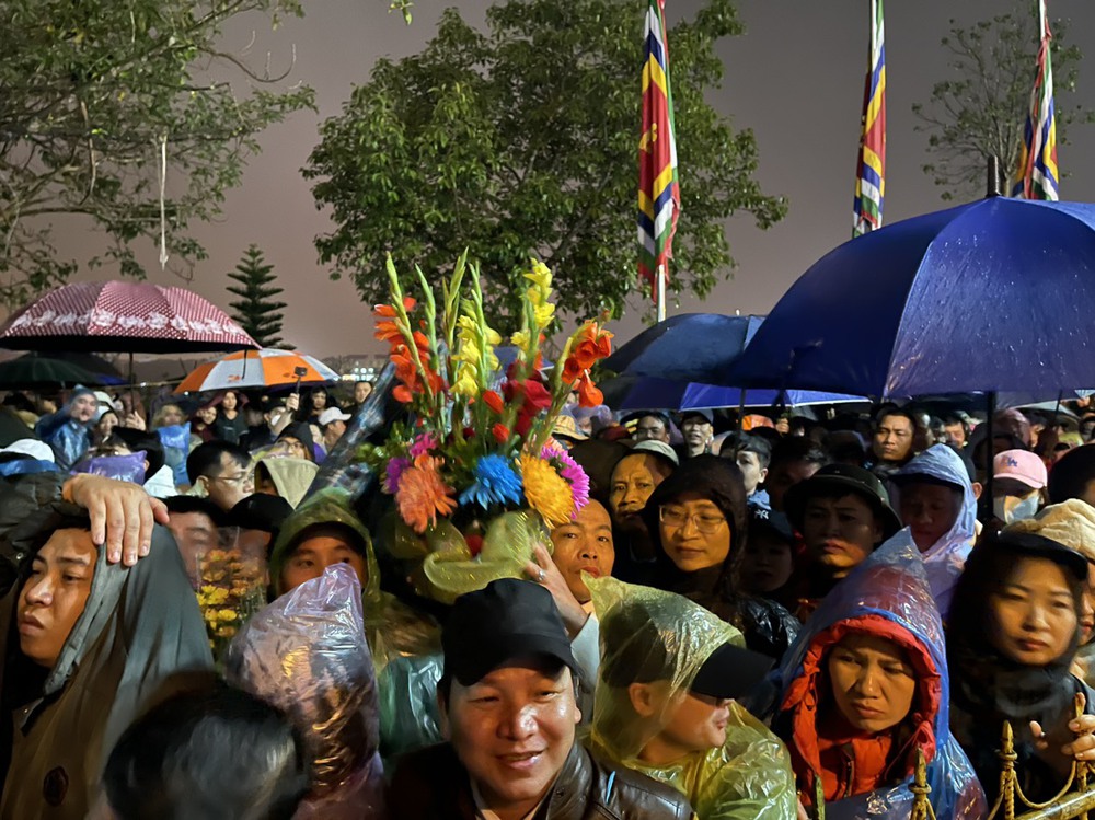 Người dân đội mưa xếp hàng cả đêm chờ phát ấn Đền Trần Xuân Giáp Thìn 2024 - Ảnh 6.