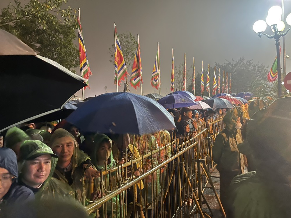 Người dân đội mưa xếp hàng cả đêm chờ phát ấn Đền Trần Xuân Giáp Thìn 2024 - Ảnh 8.