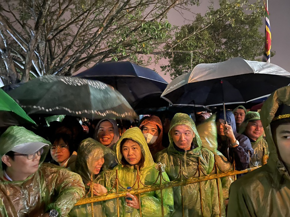 Người dân đội mưa xếp hàng cả đêm chờ phát ấn Đền Trần Xuân Giáp Thìn 2024 - Ảnh 9.
