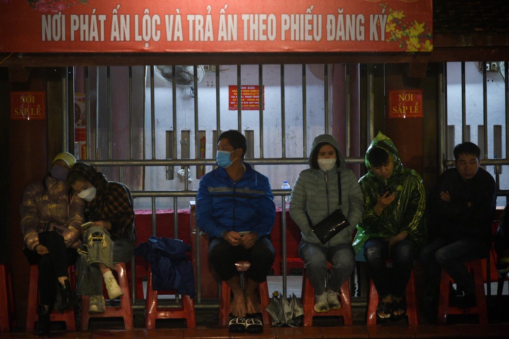 Người dân đội mưa xếp hàng cả đêm chờ phát ấn Đền Trần Xuân Giáp Thìn 2024 - Ảnh 11.