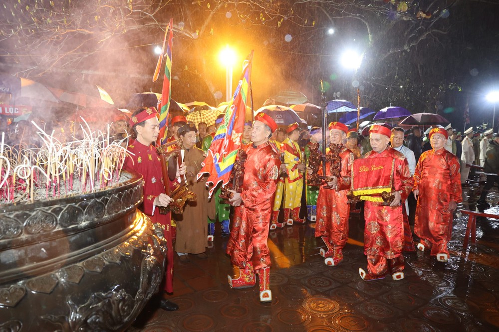 Người dân đội mưa xếp hàng cả đêm chờ phát ấn Đền Trần Xuân Giáp Thìn 2024 - Ảnh 2.