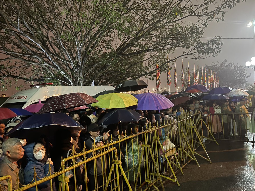 Người dân đội mưa xếp hàng cả đêm chờ phát ấn Đền Trần Xuân Giáp Thìn 2024 - Ảnh 3.