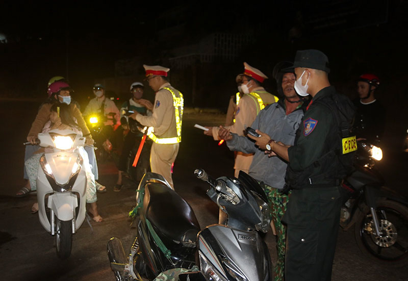 Lực lượng cảnh sát giao thông ra quân kiểm tra, xử lý trường hợp vi phạm nồng độ cồn 