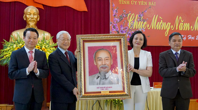 Tổng Bí thư, Chủ tịch nước Nguyễn Phú Trọng tặng Đảng bộ, chính quyền và nhân dân các dân tộc tỉnh Yên Bái bức chân dung Chủ tịch Hồ Chí Minh tại buổi làm việc với Tỉnh ủy Yên Bái về kết quả 3 năm thực hiện Nghị quyết Đại hội XVIII Đảng bộ tỉnh và công tác chăm lo Tết Nguyên đán Kỷ Hợi năm 2019 cho nhân dân..