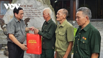 Thủ tướng thăm thương binh, gia đình liệt sĩ tại Thái Nguyên