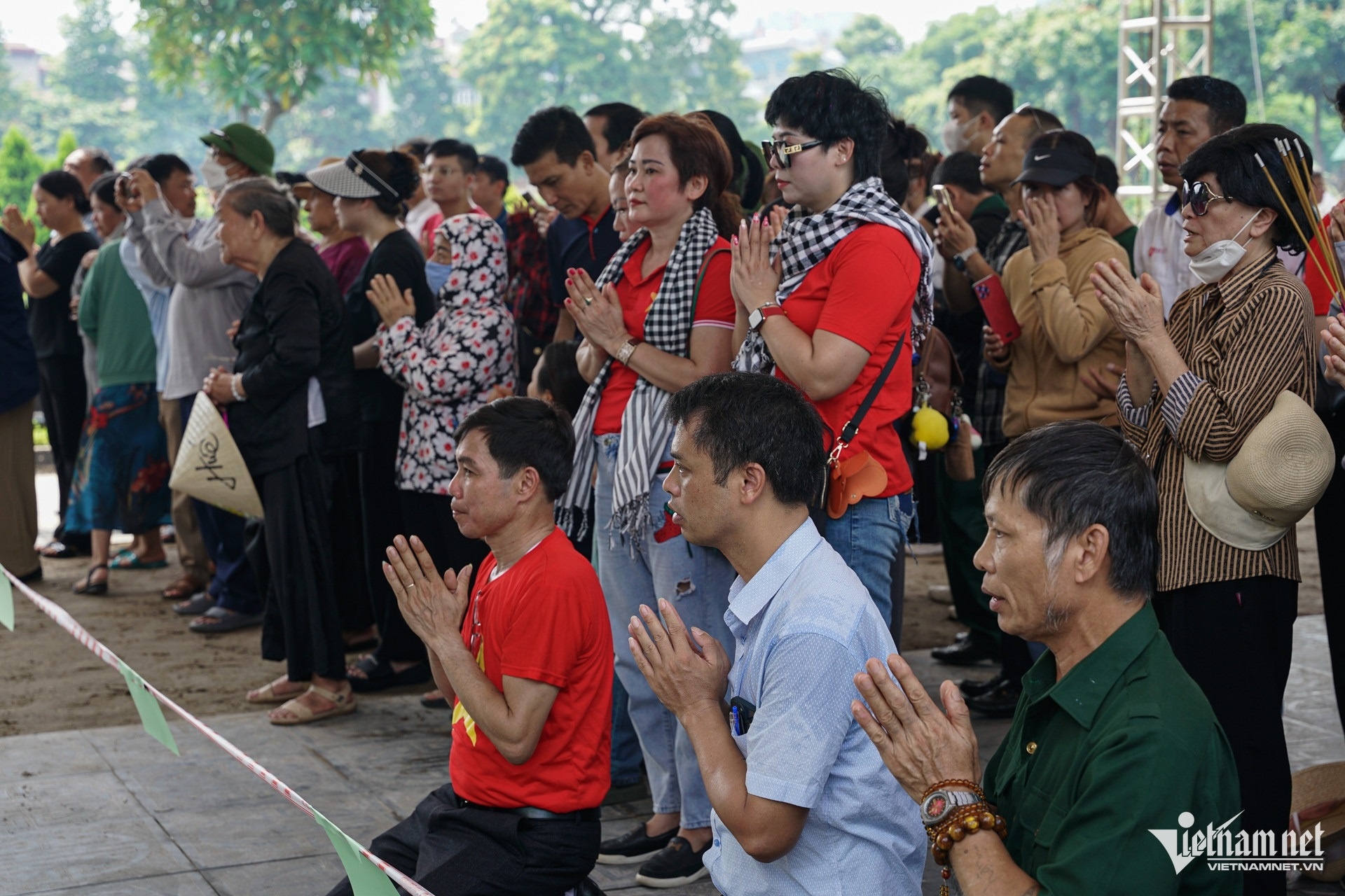 Người dân tới nơi an nghỉ của Tổng Bí thư Nguyễn Phú Trọng dâng hương