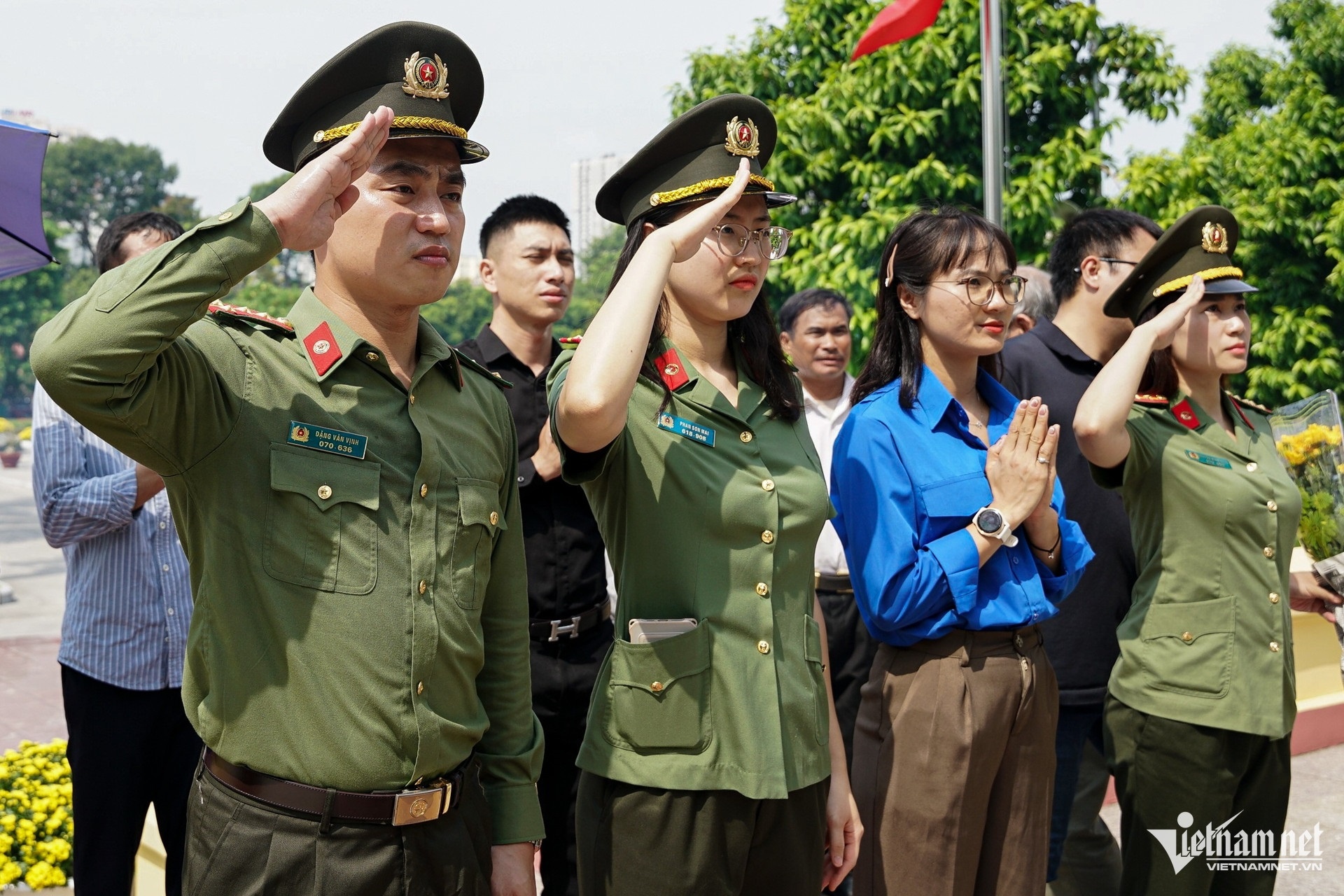 Người dân tới nơi an nghỉ của Tổng Bí thư Nguyễn Phú Trọng dâng hương