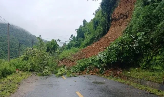 Vùng núi và trung du Bắc Bộ cục bộ có nơi mưa rất to, nguy cơ cao xảy ra sạt lở, lũ quét