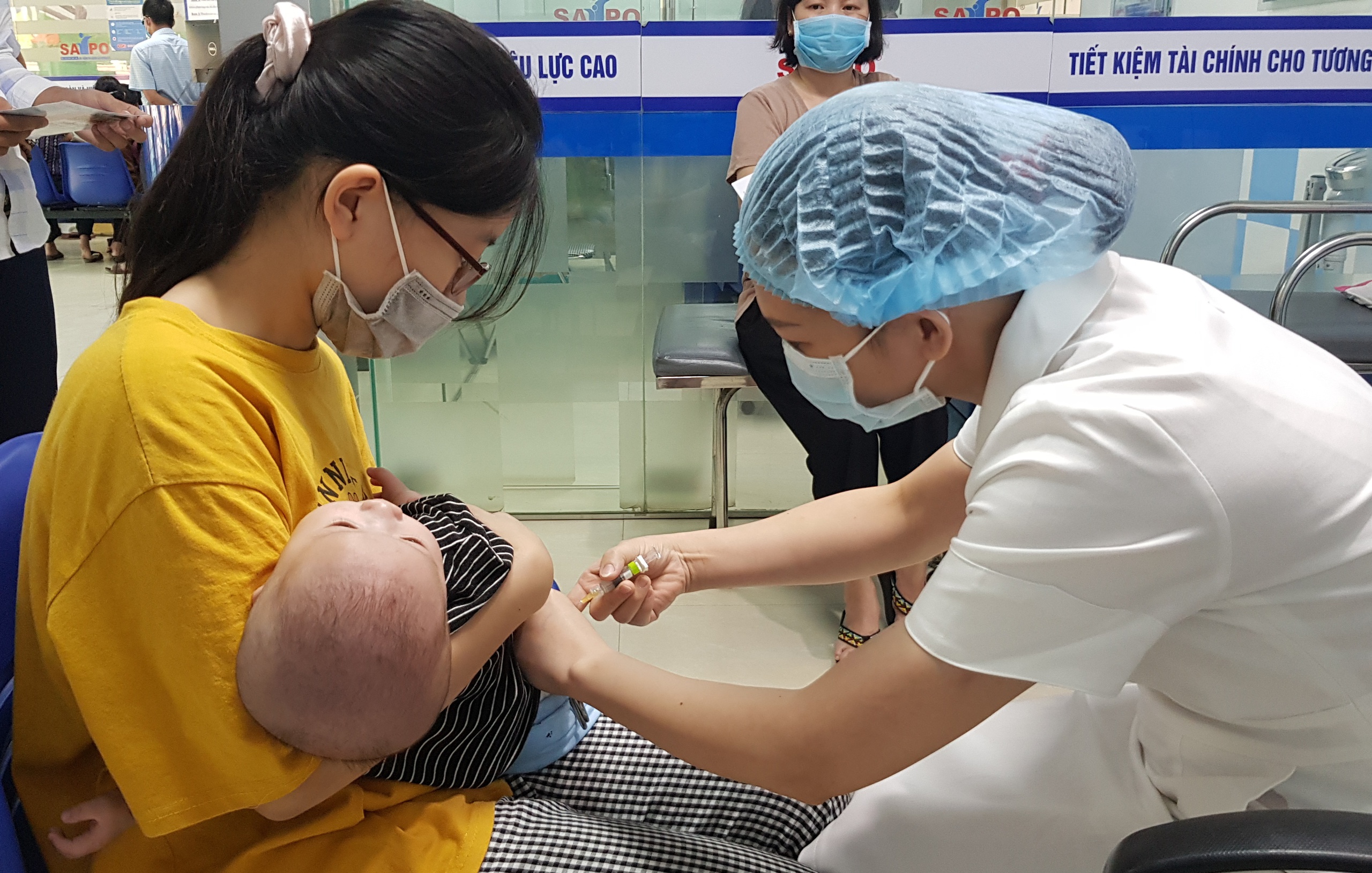 Tiêm vaccine phòng bệnh cho trẻ tại phòng tiêm chủng của CDC Nghệ An