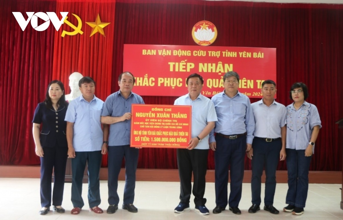 Ông Nguyễn Xuân Thắng thăm, động viên người dân vùng lũ tỉnh Yên Bái