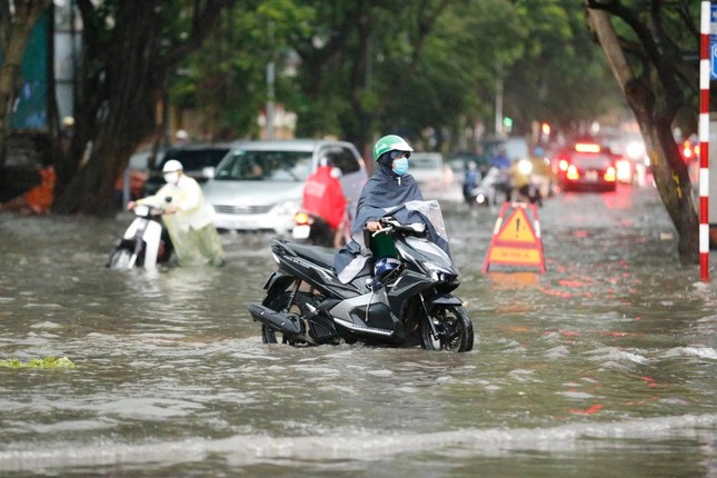 Mưa rất lớn, diễn biến ngập lụt ở Hà Nội thêm phức tạp ảnh 2