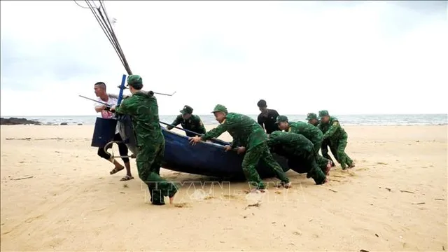 Miền Trung khẩn trương ứng phó áp thấp nhiệt đới có khả năng mạnh lên thành bão số 4 - Ảnh 1.