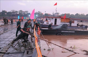 Chính thức thông xe cầu phao Phong Châu