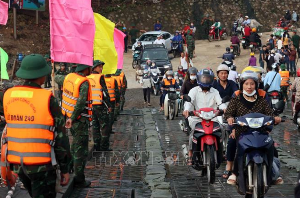 Chính thức thông xe cầu phao Phong Châu - Ảnh 4.