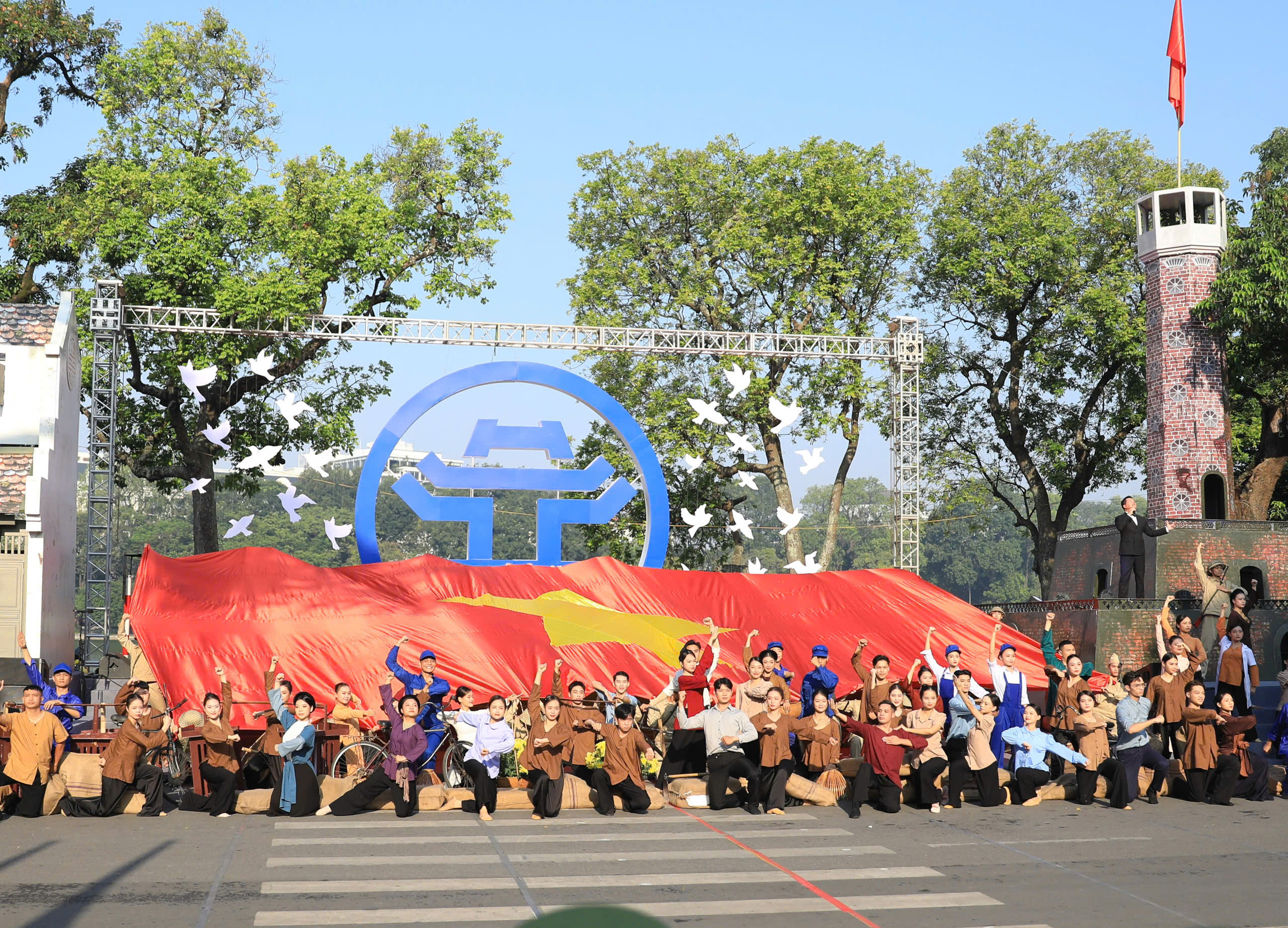 Hùng tráng Ngày hội văn hóa vì hòa bình chào mừng 70 năm Ngày Giải phóng Thủ đô - Ảnh 9.