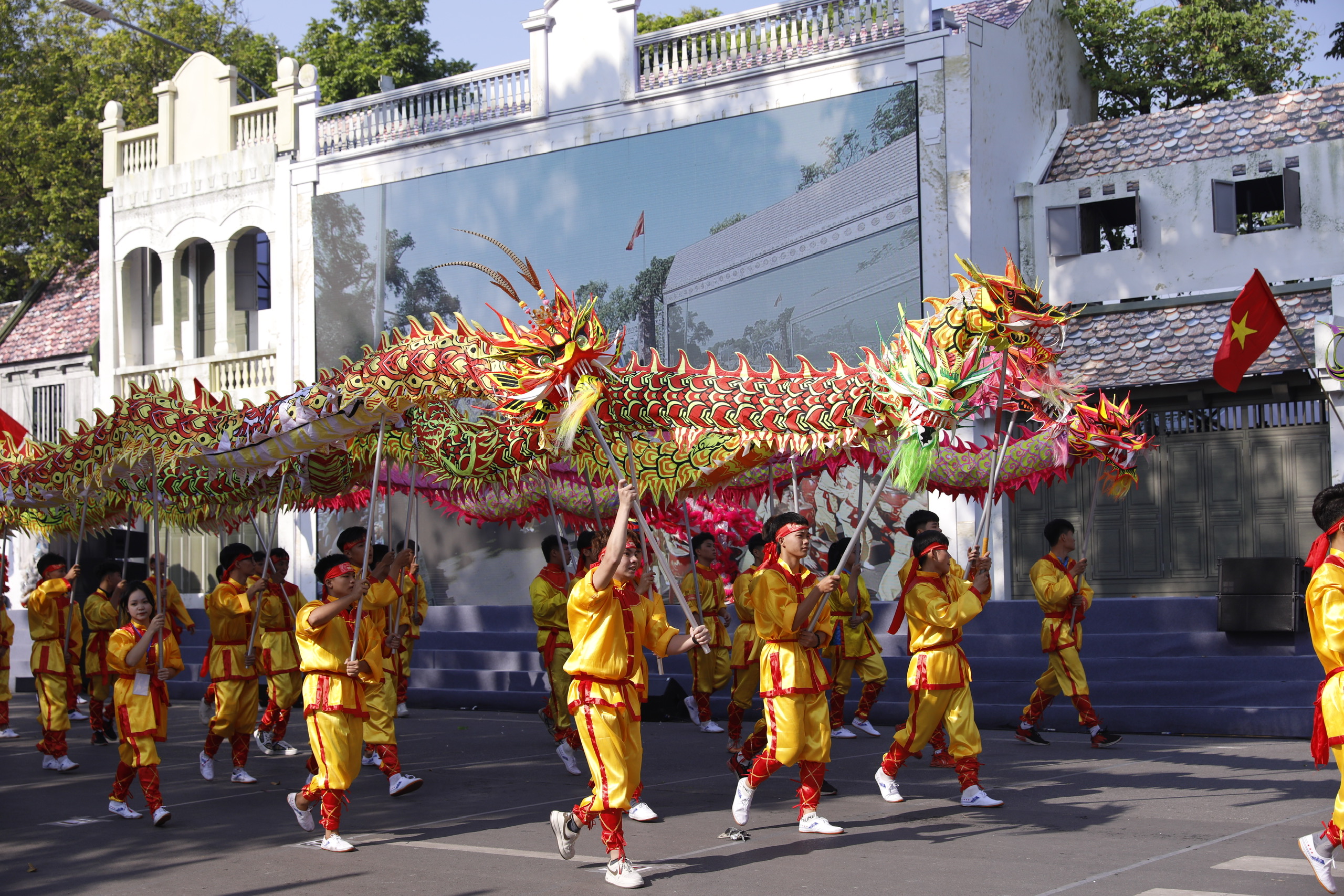 Hùng tráng Ngày hội văn hóa vì hòa bình chào mừng 70 năm Ngày Giải phóng Thủ đô - Ảnh 2.