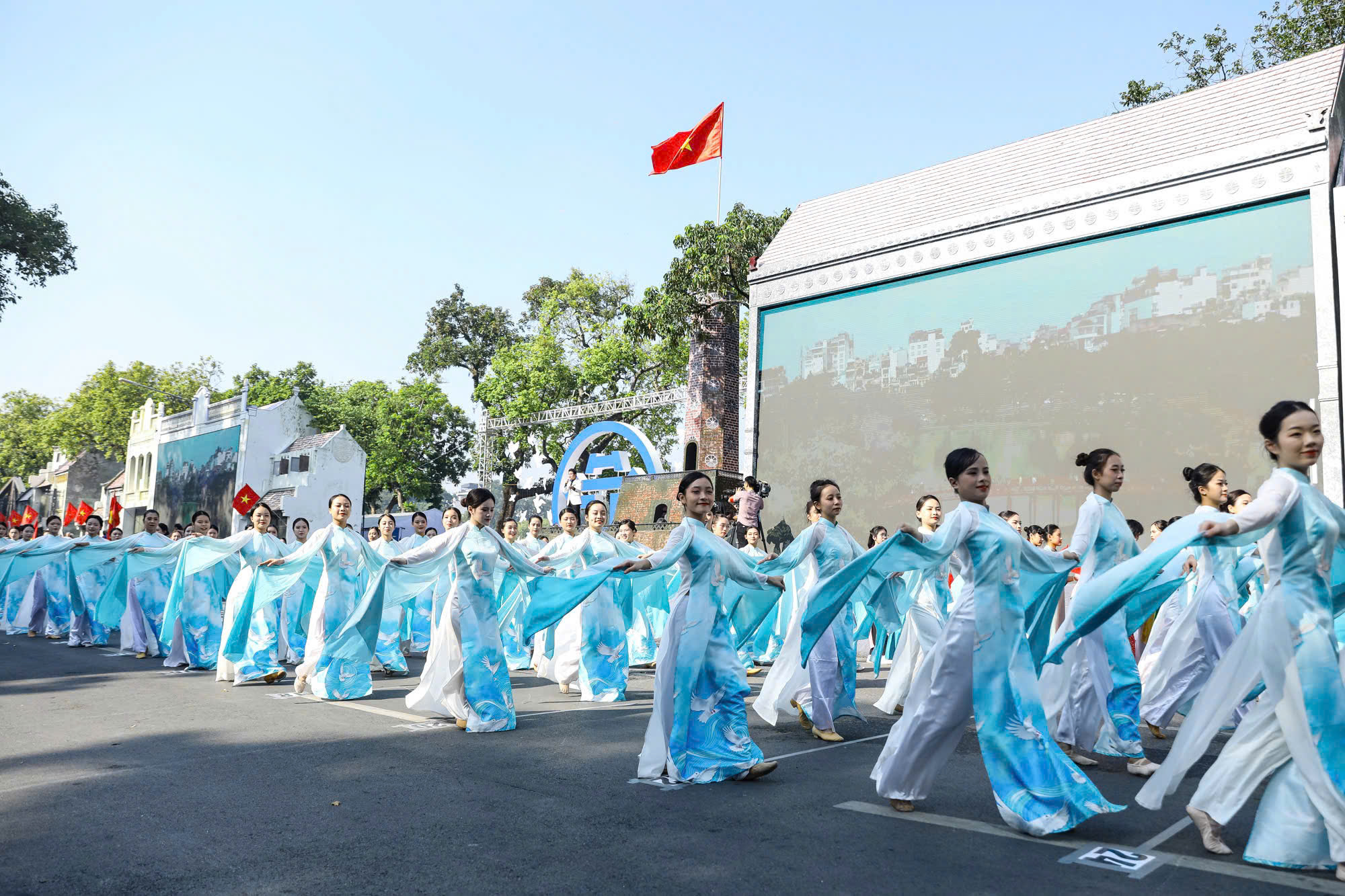 Hùng tráng Ngày hội văn hóa vì hòa bình chào mừng 70 năm Ngày Giải phóng Thủ đô - Ảnh 3.