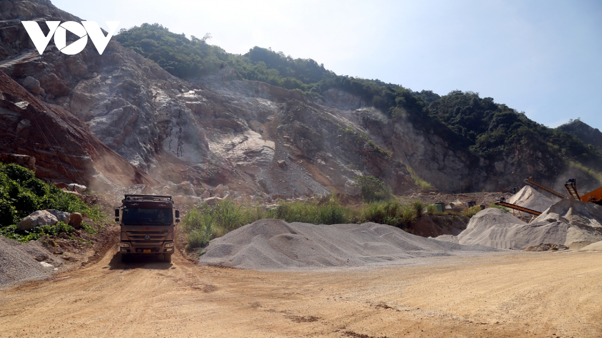 bac kan tim huong go kho thieu nguon cung vat lieu da xay dung hinh anh 2