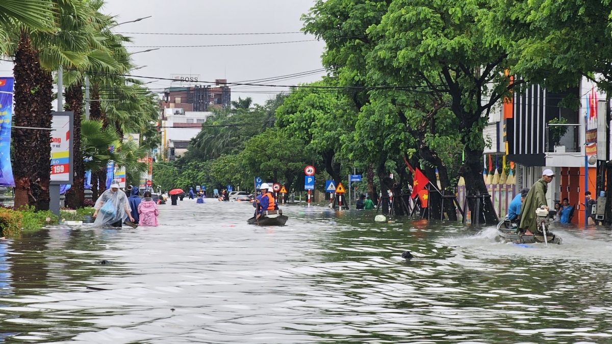 thoi tiet hom nay 29 10 mien trung mua to, mien bac tham khong khi lanh kem mua hinh anh 1