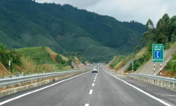 Tốc độ khai thác tối đa cho phép trên đường cao tốc là 120km/h