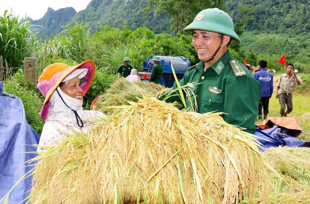 THẮM TÌNH ĐOÀN KẾT QUÂN - DÂN (*): Giữ vững "thế trận lòng dân"- Ảnh 2.