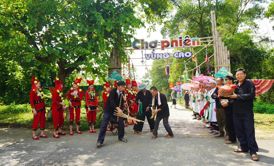 Chợ phi&ecirc;n v&ugrave;ng cao ch&agrave;o năm mới tại&nbsp;L&agrave;ng Văn h&oacute;a - Du lịch c&aacute;c d&acirc;n tộc Việt Nam. Ảnh: Hải Yến