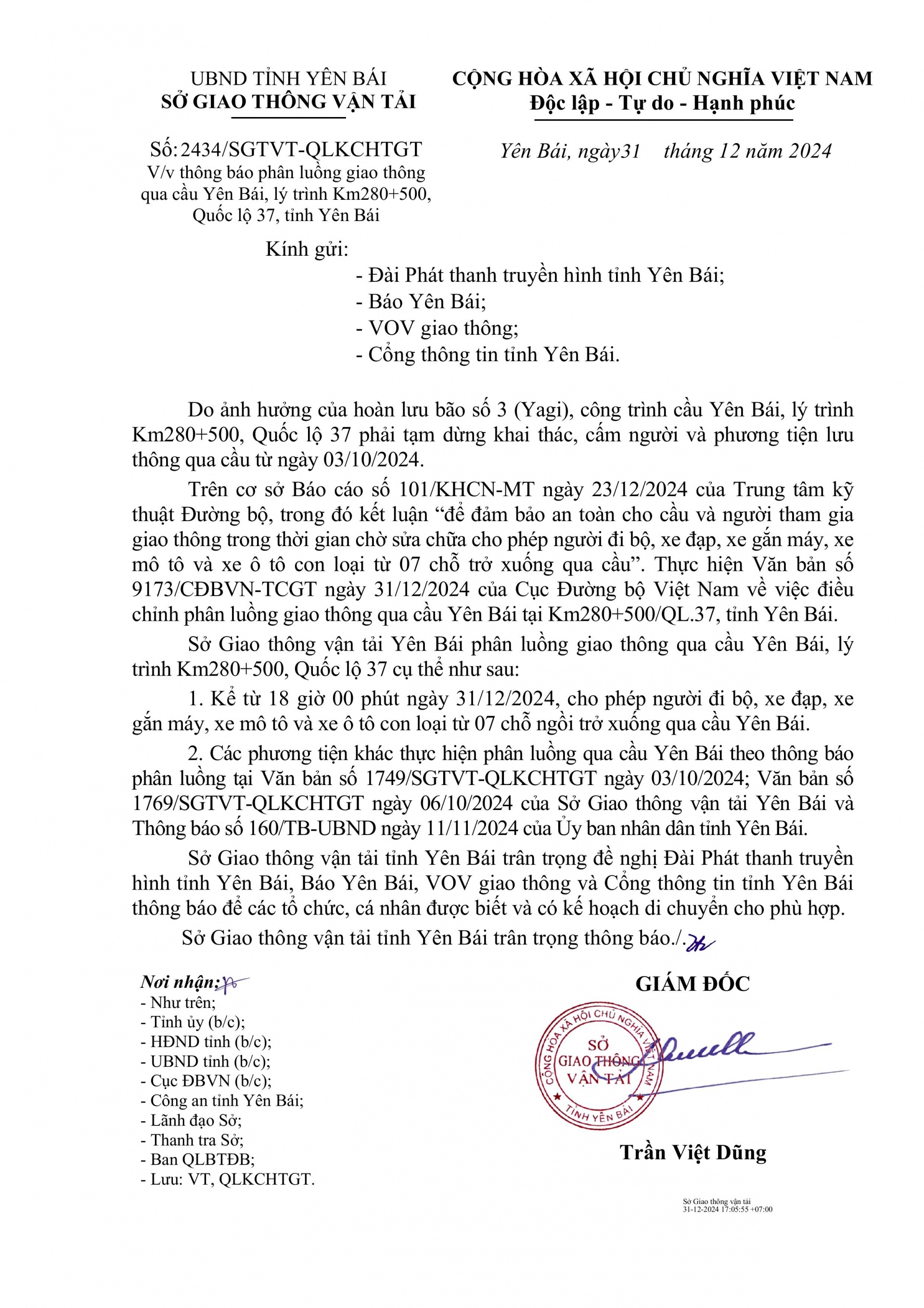 Cho phép người đi bộ, xe đạp, xe gắn máy, xe mô tô và xe ô tô con loại từ 7 chỗ ngồi trở xuống qua cầu Yên Bái