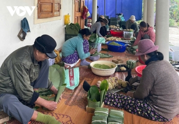 Độc đáo làng bánh tét mặt trăng ở Quảng Trị