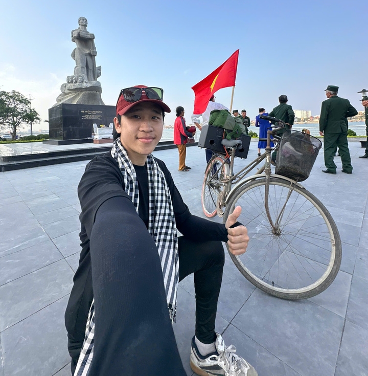 chang trai 24 tuoi dap xe tu ha noi vao tp.hcm xem le dieu binh ky niem 30 4 hinh anh 1