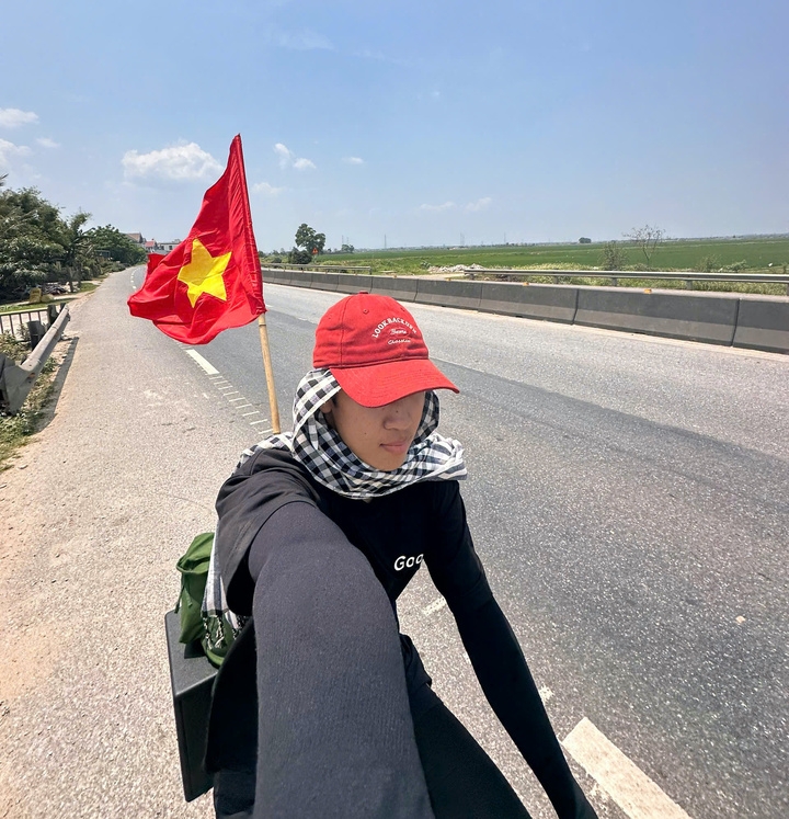 chang trai 24 tuoi dap xe tu ha noi vao tp.hcm xem le dieu binh ky niem 30 4 hinh anh 3