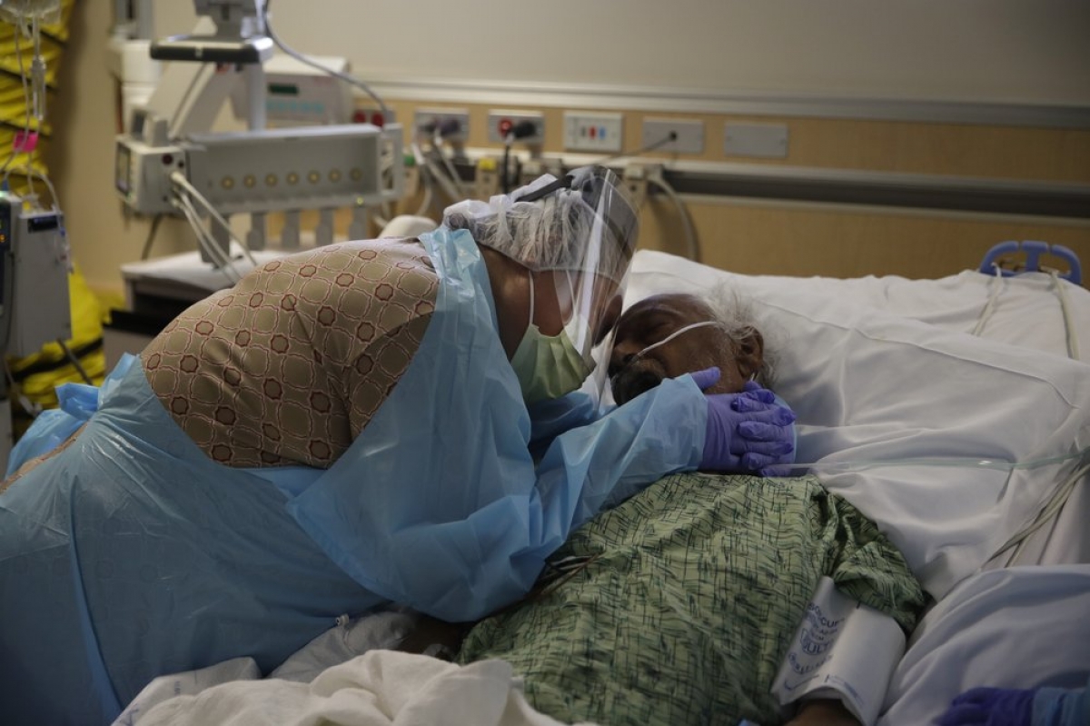Một bệnh nhân Covid-19 cùng người thân tại trung tâm y tế ở California (Mỹ). Ảnh: AP