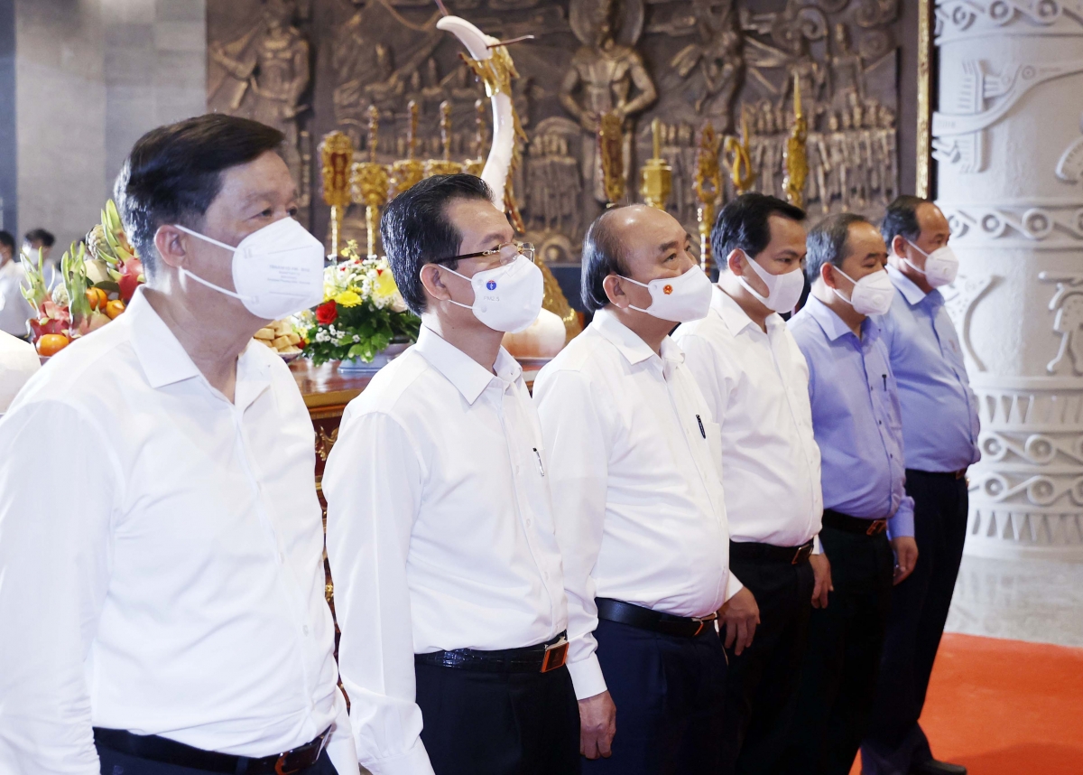 Chủ tịch nước Nguyễn Xuân Phúc và các cán bộ trong Đoàn công tác tại lễ dâng hương