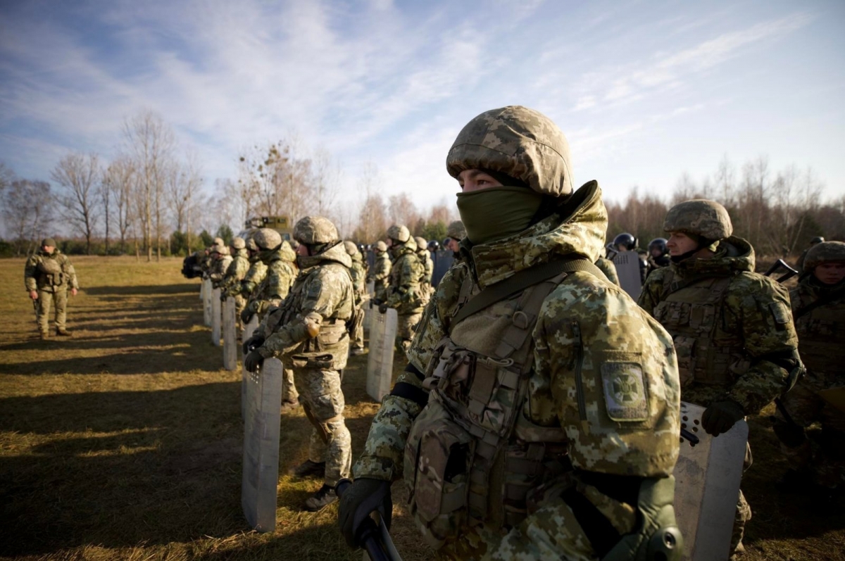 Lực lượng Bảo vệ Biên giới Ukraine ở biên giới với Belarus tháng 11/2021. Ảnh: Reuters
