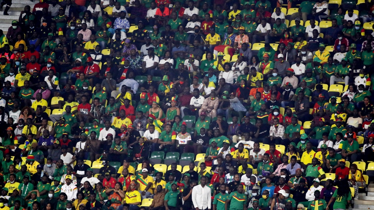Rất đông cổ động viên đến sân xem và cổ vũ cho đội chủ nhà Cameroon (Ảnh: Reuters).