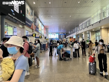 Hành khách chờ bay ở Tân Sơn Nhất: 'Bằng mọi giá tôi phải trở về dịp Tết này'
