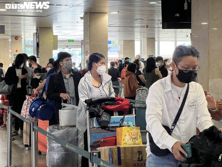 Hành khách chờ bay ở Tân Sơn Nhất: 'Bằng mọi giá tôi phải trở về dịp Tết này' - 3