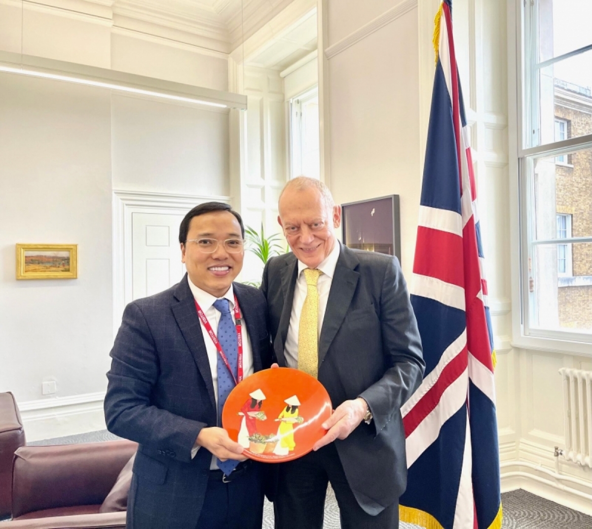 Đại sứ Việt Nam tại Anh Nguyễn Hoàng Long đã gặp và làm việc với ông Lord Gerry Grimstone, Quốc vụ khanh Bộ Thương mại quốc tế Anh (DIT)