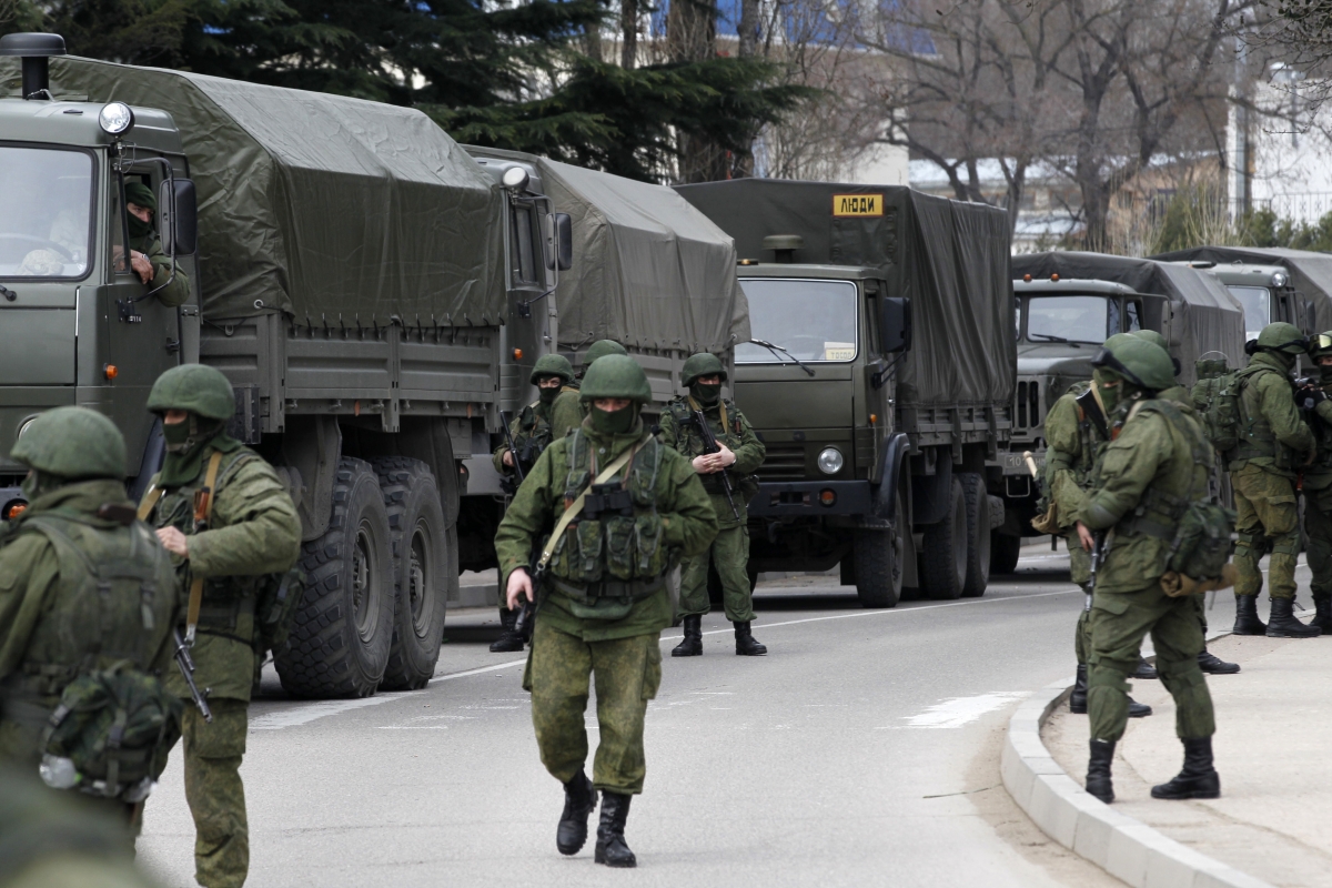 Lực lượng vũ trang cùng các phương tiện quân sự bên ngoài một chốt canh gacs biên giới của Ukraine ngày 1/3/2014. Ảnh: Reuters