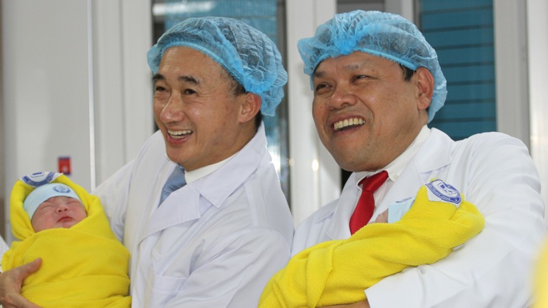Thứ trưởng Y tế Trần Văn Thuấn và Giám đốc Bệnh viện Phụ sản Trung ương vui mừng chào đón những công dân nhí đầu tiên. 