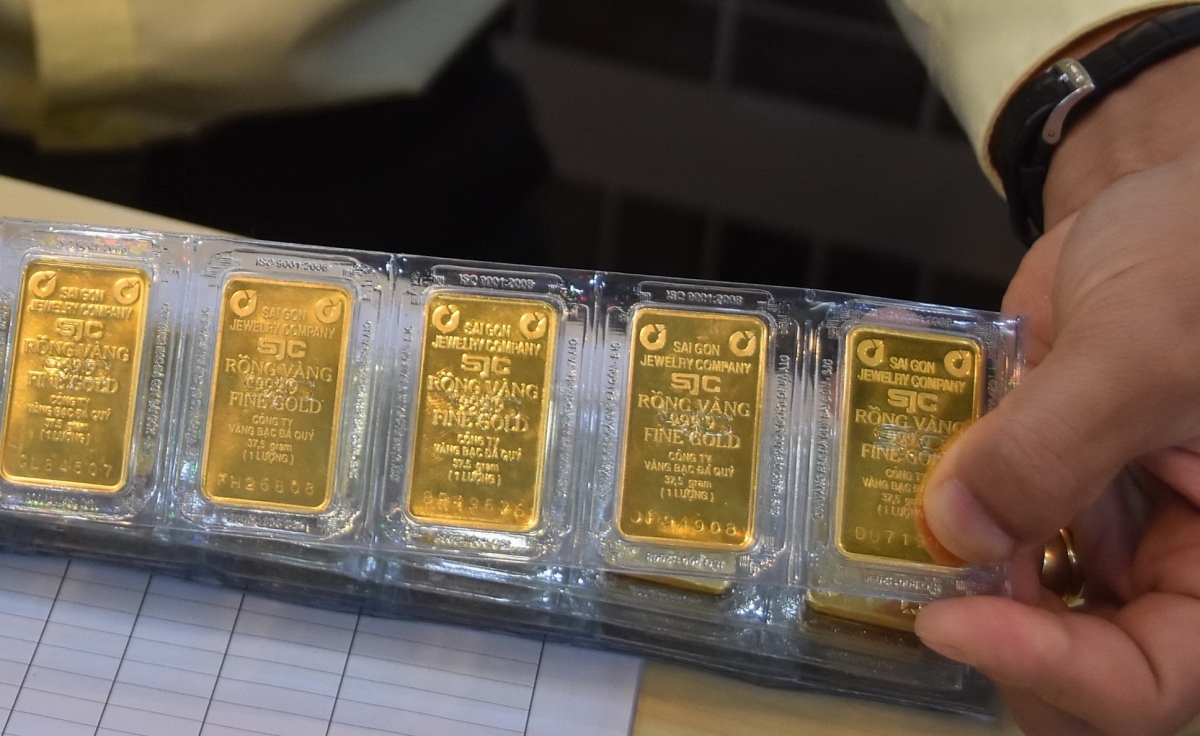 Giá vàng SJC và vàng thế giới đồng loạt lao dốc