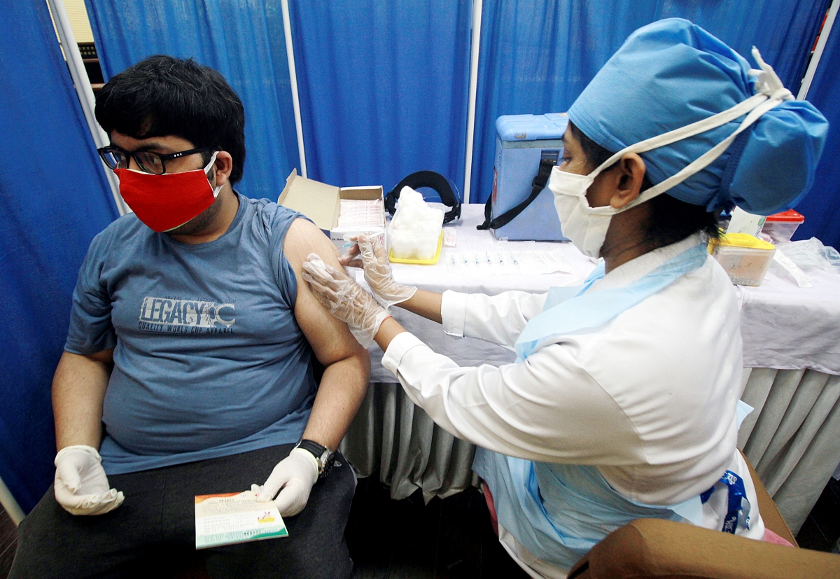 Nhân viên y tế tiêm chủng vaccine COVID-19 cho người dân tại thành phố Lucknow, bang Uttar Pradesh (Ảnh:ANI)