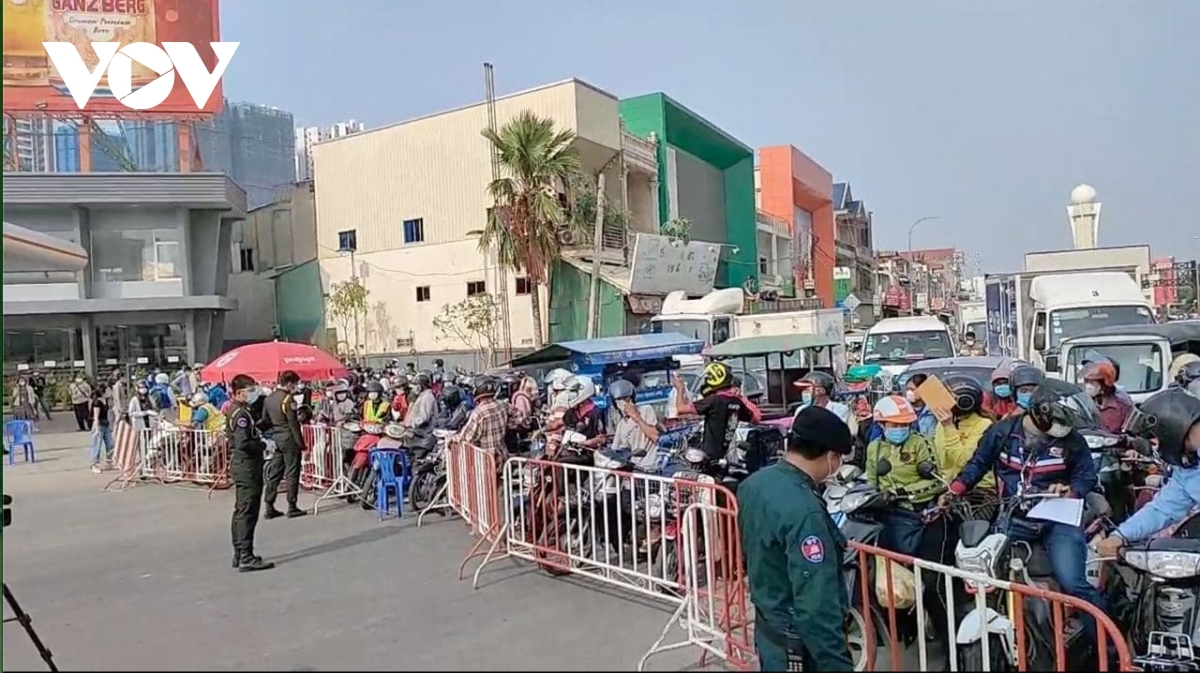 Lực lượng chức năng ngăn người dân vào thủ đô Phnom Penh trong thời gian phong tỏa.